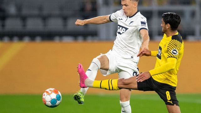 Hoffenheims Dennis Geiger (l) hatte sich schon Gedanken zum Karriereende gemacht. Hoffenheims Dennis Geiger (l) hatte sich schon Gedanken zum Karriereende gemacht.