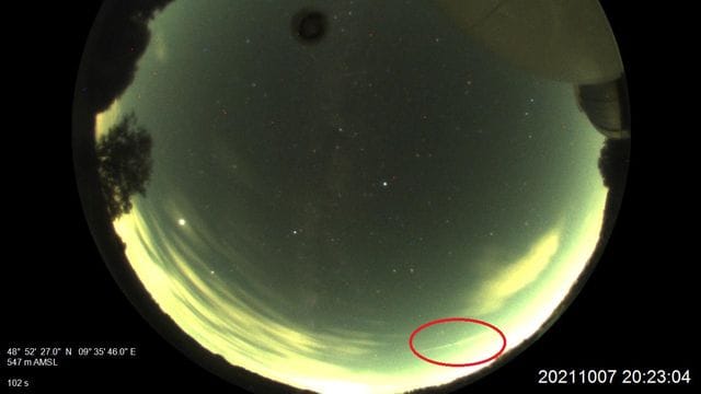 Die Aufnahme einer automatischen Meteorkamera der Sternwarte Welzheim zeigt einen Feuerball über Süddeutschland.