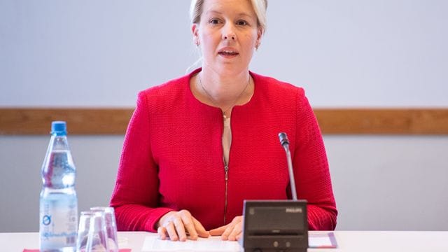 Die SPD mit Spitzenkandidatin Franziska Giffey präferiert die Sondierung in zwei Dreierformaten ohne die Union. Die SPD mit Spitzenkandidatin Franziska Giffey präferiert die Sondierung in zwei Dreierformaten ohne die Union.
