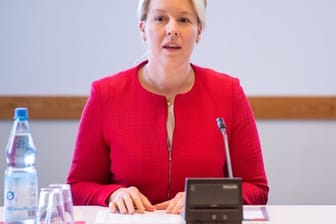Die SPD mit Spitzenkandidatin Franziska Giffey präferiert die Sondierung in zwei Dreierformaten ohne die Union.