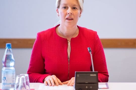 Die SPD mit Spitzenkandidatin Franziska Giffey präferiert die Sondierung in zwei Dreierformaten ohne die Union.