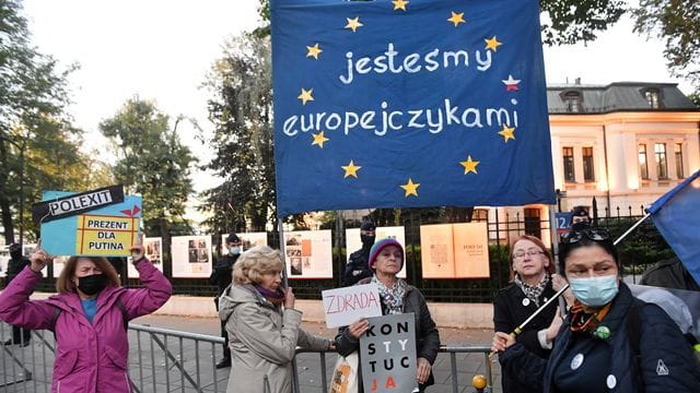 Das polnische Verfassungsgerichts entschied, dass Teile des EU-Rechts nicht mit der polnischen Verfassung vereinbar seien. Das polnische Verfassungsgerichts entschied, dass Teile des EU-Rechts nicht mit der polnischen Verfassung vereinbar seien.