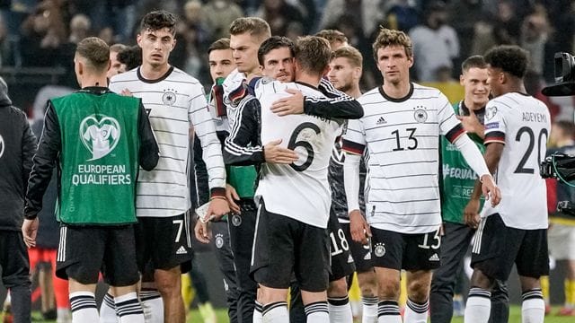 Die deutsche Mannschaft jubelt nach dem Abpfiff.