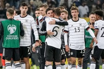 Die deutsche Mannschaft jubelt nach dem Abpfiff.