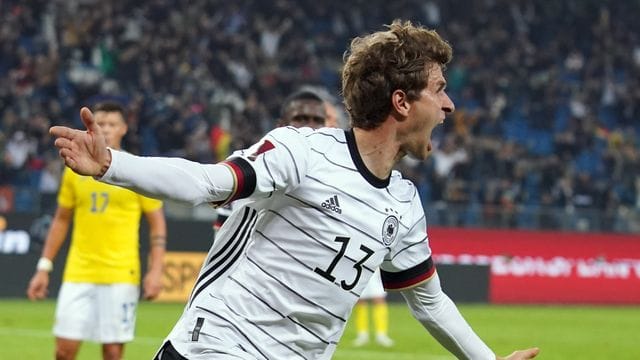 Funktioniert auch als Joker: Thomas Müller bejubelt sein Tor zum 2:1 gegen Rumänien.