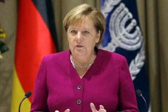 Kanzlerin Angela Merkel will am Sonntag unter anderem den israelischen Ministerpräsidenten Naftali Bennett, Präsident Izchak Herzog und Außenminister Jair Lapid zu Gesprächen treffen.