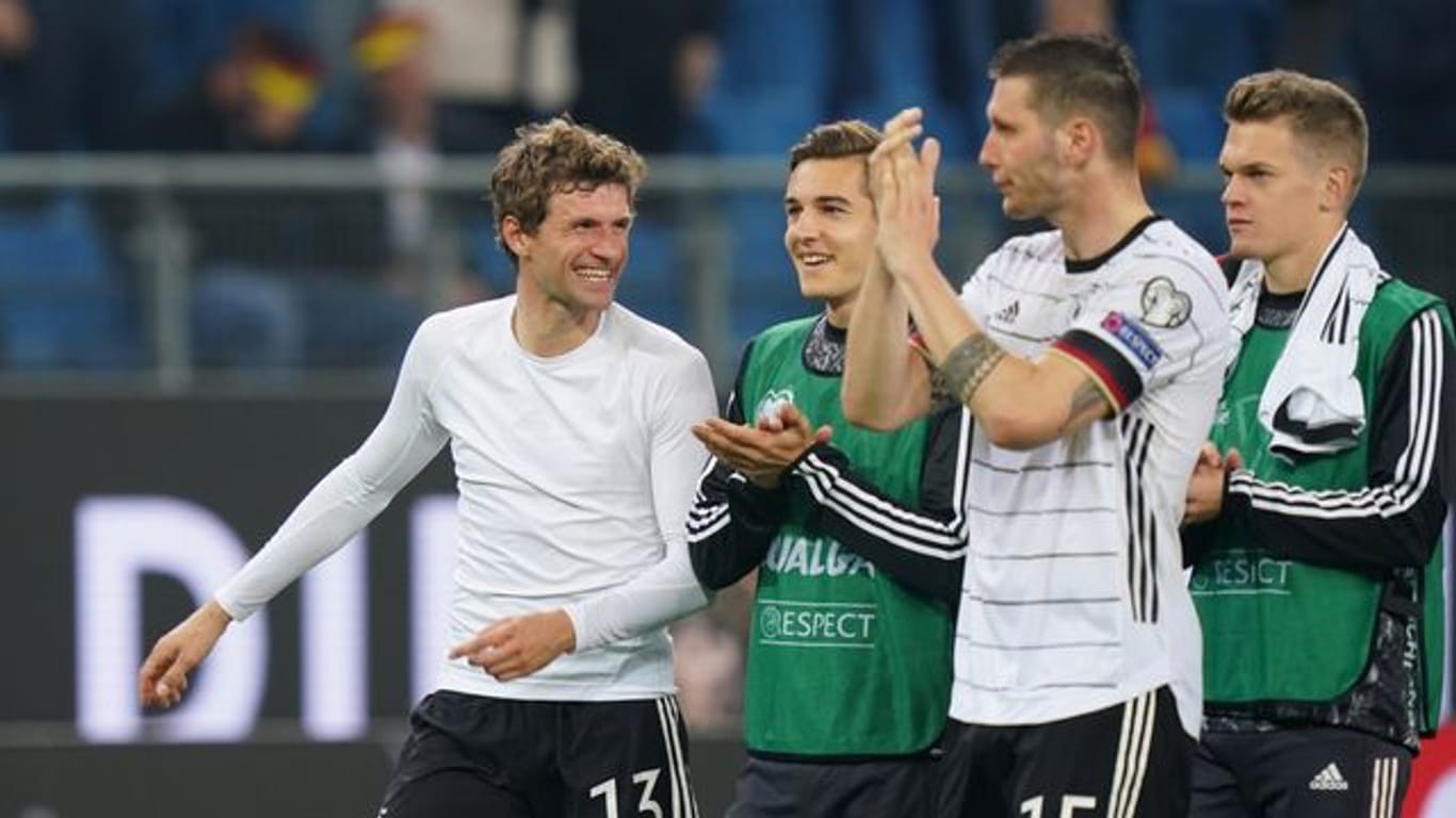 So kann es weitergehen: Die deutschen Nationalspieler feiern den mit Leidenschaft erkämpften Sieg.