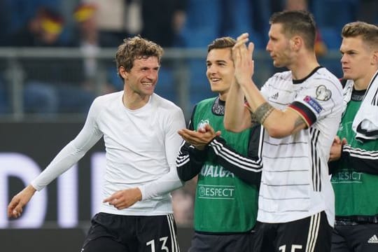 So kann es weitergehen: Die deutschen Nationalspieler feiern den mit Leidenschaft erkämpften Sieg.