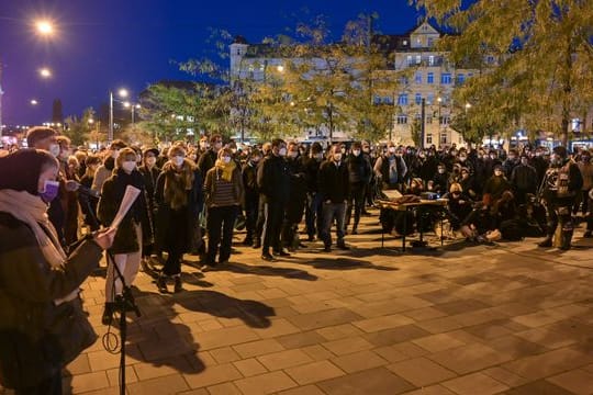 Kundgebung der Initiativen "Migrant Voices Halle" und "Niemand wird vergessen" am Abend in Halle.