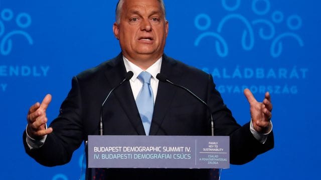 Ungarn unter Premier Viktor Orban steht wegen der Aushöhlung von Demokratie und Rechtsstaatlichkeit selbst stark in der Kritik. Ungarn unter Premier Viktor Orban steht wegen der Aushöhlung von Demokratie und Rechtsstaatlichkeit selbst stark in der Kritik.