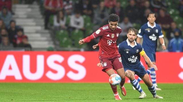 Bayerns Malik Tillmann (l) behauptet gegen Alexander Arnhold vom Bremer SV den Ball. Bayerns Malik Tillmann (l) behauptet gegen Alexander Arnhold vom Bremer SV den Ball.