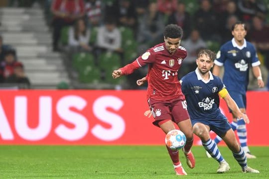 Bayerns Malik Tillmann (l) behauptet gegen Alexander Arnhold vom Bremer SV den Ball.