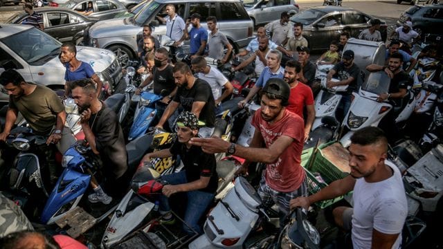 Vor Tankstellen im Libanon bilden sich wegen der Treibstoffengpässe regelmäßig lange Schlangen. Vor Tankstellen im Libanon bilden sich wegen der Treibstoffengpässe regelmäßig lange Schlangen.