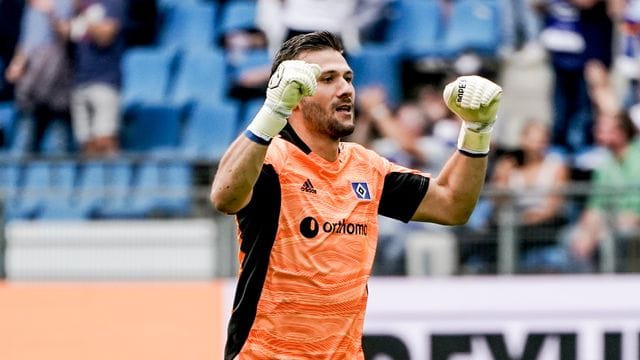 Hamburgs Torwart Daniel Heuer Fernandes hat beim Training der deutschen Nationalmannschaft ausgeholfen.