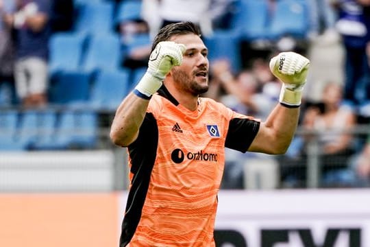 Hamburgs Torwart Daniel Heuer Fernandes hat beim Training der deutschen Nationalmannschaft ausgeholfen.