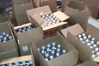 Gepanschte Getränke in Russland: Ermittler haben in Orenburg über 600 Liter gefälschten Alkohol beschlagnahmt.