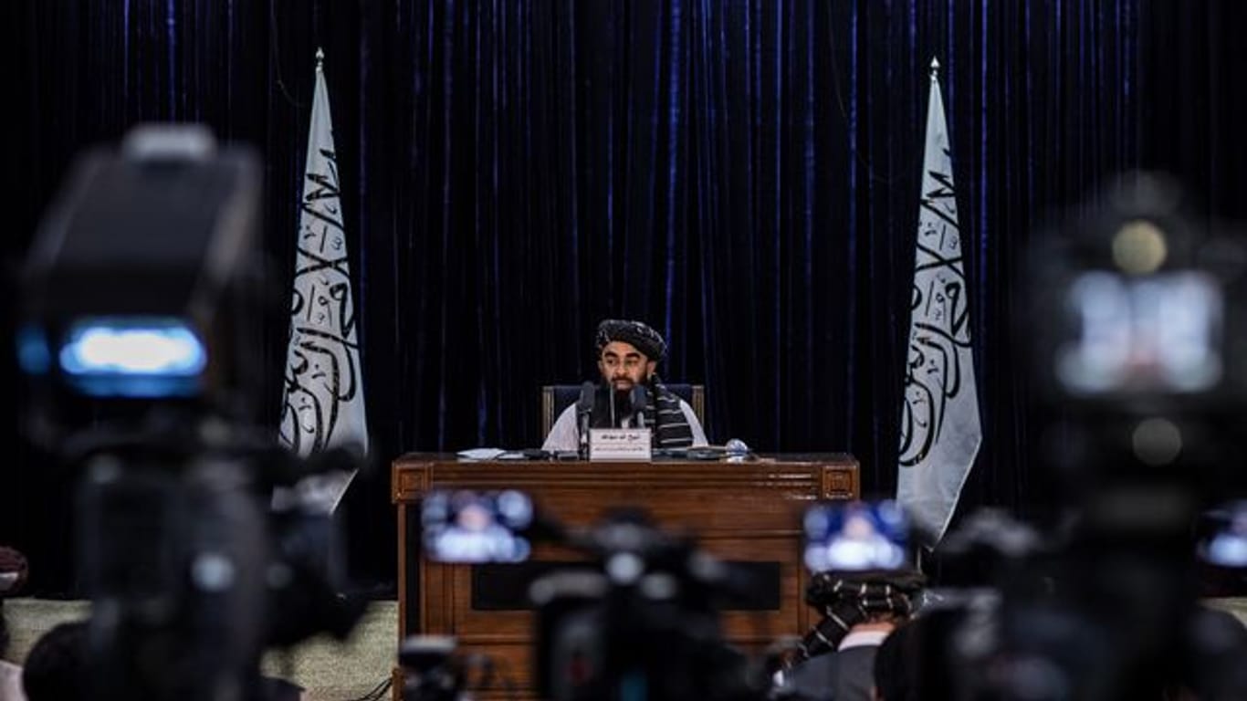 Zabihullah Mudschahid, Sprecher der militant-islamistischen Taliban-Regierung, bei einer Pressekonferenz in Kabul (Archivfoto).