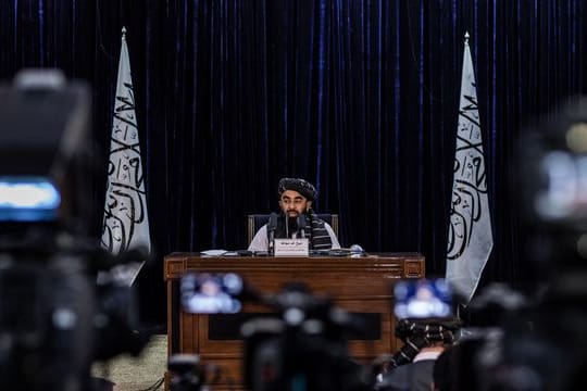 Zabihullah Mudschahid, Sprecher der militant-islamistischen Taliban-Regierung, bei einer Pressekonferenz in Kabul (Archivfoto).
