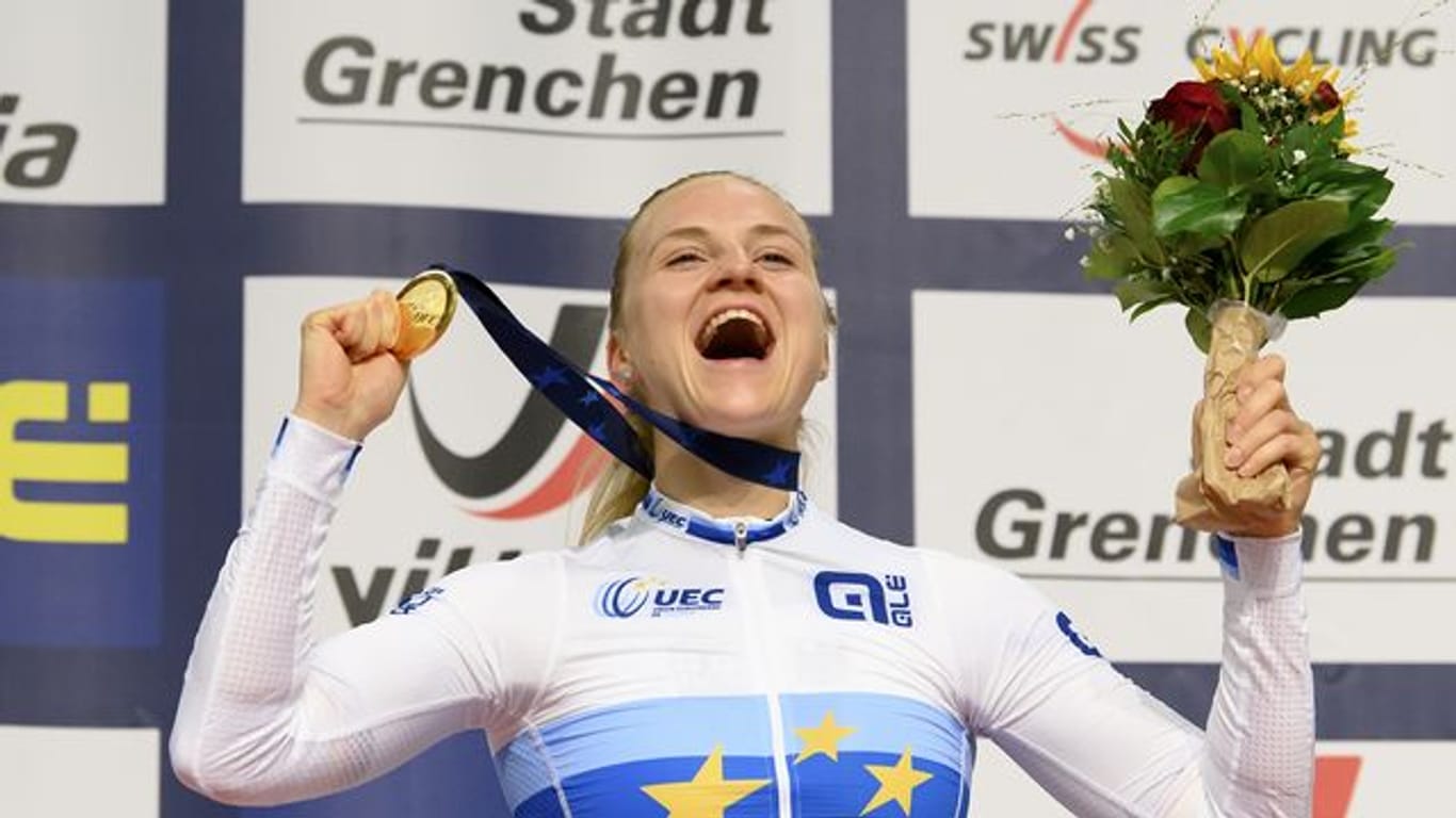 Lea Sophie Friedrich jubelt nach dem Gewinn der Goldmedaille auf dem Podium.