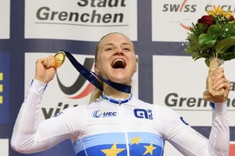 Lea Sophie Friedrich jubelt nach dem Gewinn der Goldmedaille auf dem Podium.