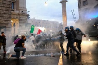 Eine Demonstration gegen den "Grünen Pass" ist in Rom eskaliert.