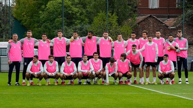 Als Zeichen im Kampf gegen Brustkrebs absolvierten die Spieler von Trainer Luis Enrique ihr Abschlusstraining mit rosa Leibchen. Als Zeichen im Kampf gegen Brustkrebs absolvierten die Spieler von Trainer Luis Enrique ihr Abschlusstraining mit rosa Leibchen.
