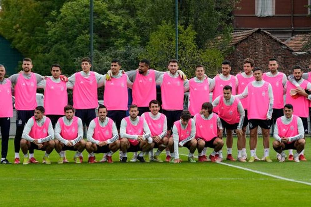 Als Zeichen im Kampf gegen Brustkrebs absolvierten die Spieler von Trainer Luis Enrique ihr Abschlusstraining mit rosa Leibchen.