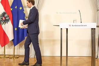 Sebastian Kurz hat am Samstagabend seinen Rücktritt als Bundeskanzler erklärt, bleibt jedoch in wichtigen politischen Ämtern.