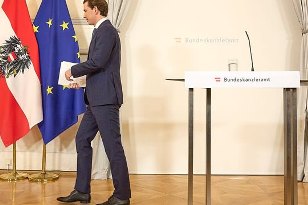 Sebastian Kurz hat am Samstagabend seinen Rücktritt als Bundeskanzler erklärt, bleibt jedoch in wichtigen politischen Ämtern.