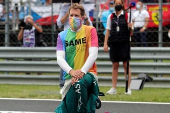 Sebastian Vettel kniet in Ungarn auf der Rennstrecke zur Unterstützung von Black-Lives-Matter und trägt eine Shirt in Regenbogenfarben.