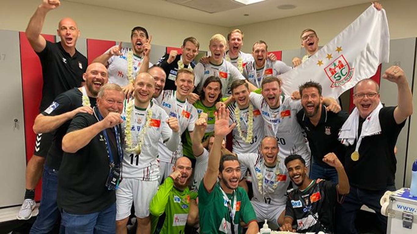 Die Mannschaft des SC Magdeburg jubelt über den Sieg im Finale des IHF Super Globe in Saudi Arabien gegen den FC Barcelona.