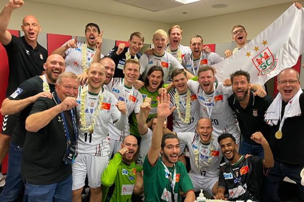Die Mannschaft des SC Magdeburg jubelt über den Sieg im Finale des IHF Super Globe in Saudi Arabien gegen den FC Barcelona.