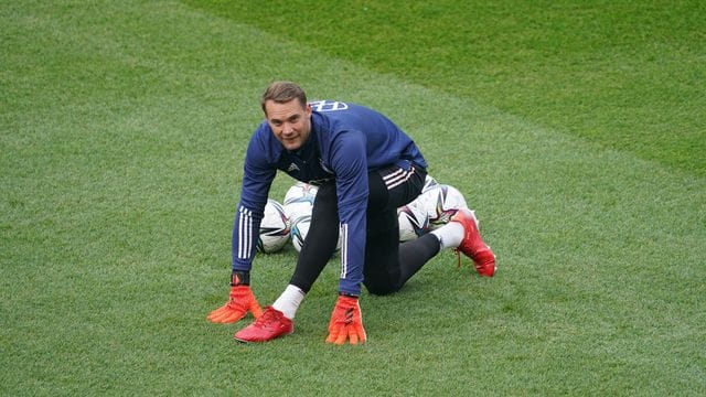 Abschlusstraining der Nationalmannschaft: Torwart Manuel Neuer macht sich warm.