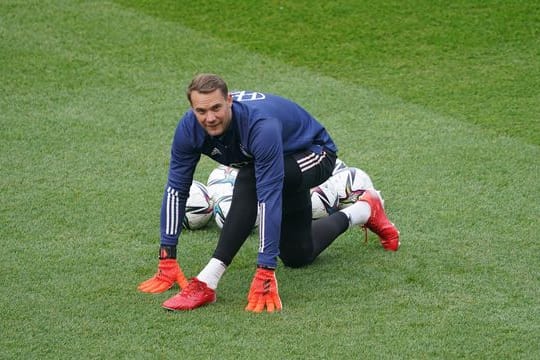 Abschlusstraining der Nationalmannschaft: Torwart Manuel Neuer macht sich warm.