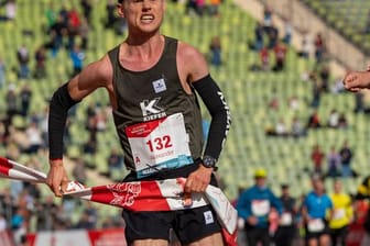 Alexander Hirschhäuser läuft beim München Marathon 2021 als erster durchs Ziel im Olympiastadion.