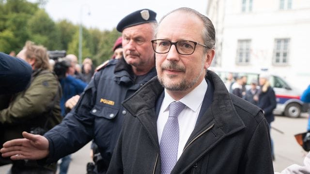 Alexander Schallenberg, Vater von vier Kindern, ist seit mehreren Jahren Chefstratege des scheidenden Kanzlers Sebastian Kurz. Alexander Schallenberg, Vater von vier Kindern, ist seit mehreren Jahren Chefstratege des scheidenden Kanzlers Sebastian Kurz.