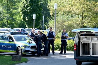 Nach dem Vorfall vor zweieinhalb Wochen, bei dem vier zum Teil als gefährlich geltende Männer aus der Klinik bei Heilbronn geflohen waren, wird nach drei Flüchtigen noch gefahndet.