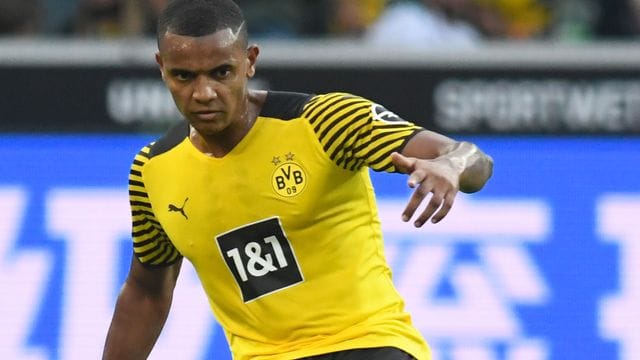 Dortmunds Manuel Akanji hat Probleme im linken Adduktoren-Bereic. Dortmunds Manuel Akanji hat Probleme im linken Adduktoren-Bereic.