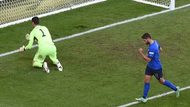 Italiens Domenico Berardi (r) jubelt nach dem zweiten Tor seiner Mannschaft.