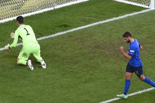 Italiens Domenico Berardi (r) jubelt nach dem zweiten Tor seiner Mannschaft.