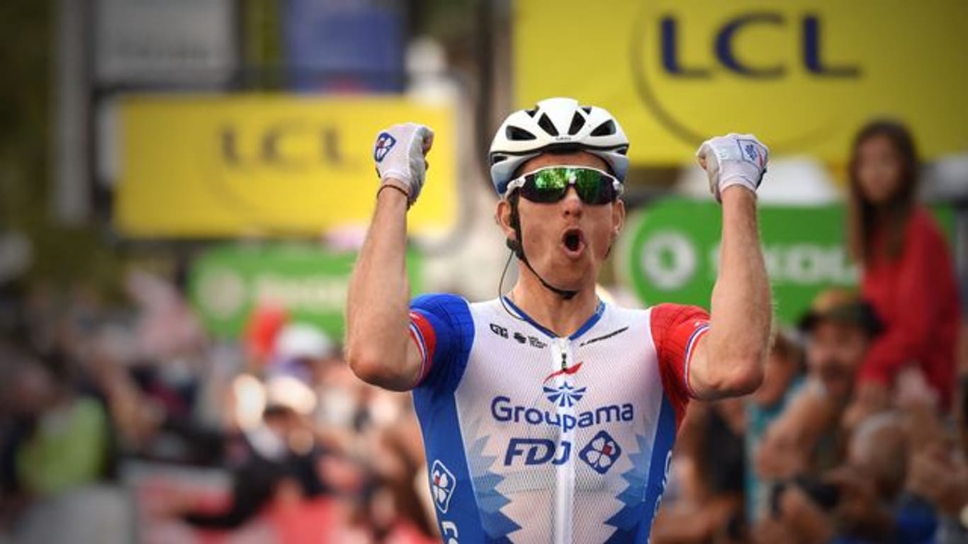 Arnaud Démare aus Frankreich feiert seinen Sieg.