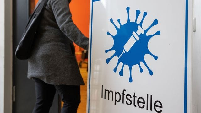 Eine Frau betritt eine Impfstelle in Weimar. Eine Frau betritt eine Impfstelle in Weimar.