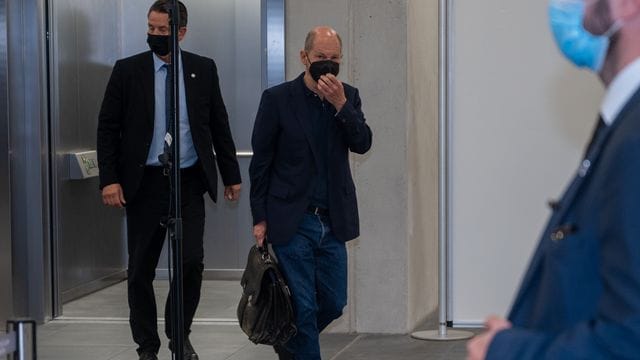 SPD-Kanzlerkandidat Olaf Scholz (M) muss die Sondierungsgespräche am Mittwoch und Donnerstag unterbrechen, weil er zum Treffen der G20-Finanzminister nach Washington reist. SPD-Kanzlerkandidat Olaf Scholz (M) muss die Sondierungsgespräche am Mittwoch und Donnerstag unterbrechen, weil er zum Treffen der G20-Finanzminister nach Washington reist.