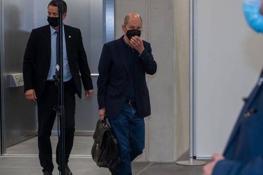 SPD-Kanzlerkandidat Olaf Scholz (M) muss die Sondierungsgespräche am Mittwoch und Donnerstag unterbrechen, weil er zum Treffen der G20-Finanzminister nach Washington reist.