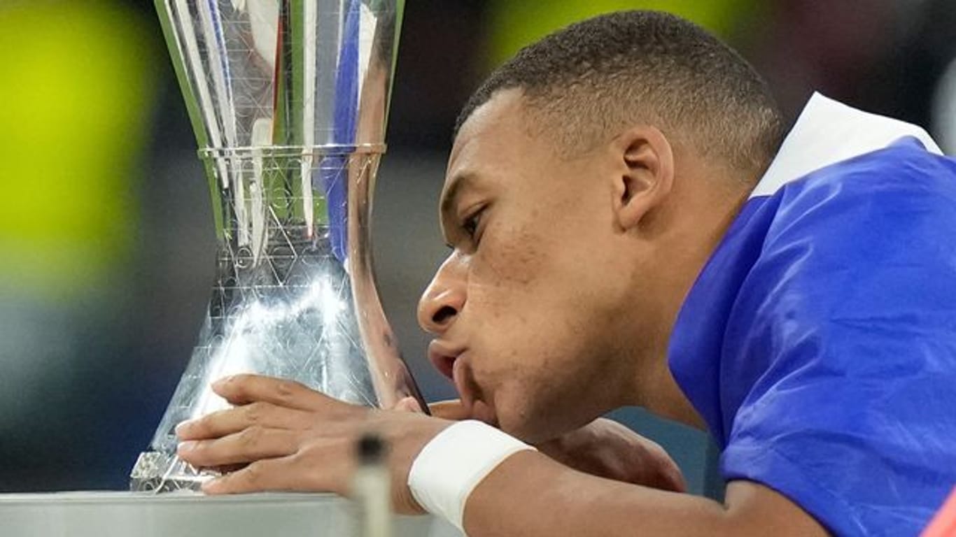 Frankreichs Kylian Mbappé küsst den Pokal.