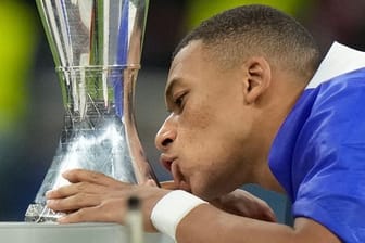 Frankreichs Kylian Mbappé küsst den Pokal.