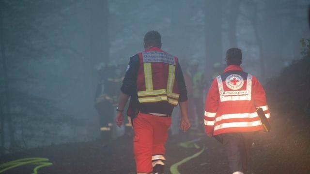 Einsatzkräfte in einem Wald bei Itterbach im Siebengebirge. Einsatzkräfte in einem Wald bei Itterbach im Siebengebirge.