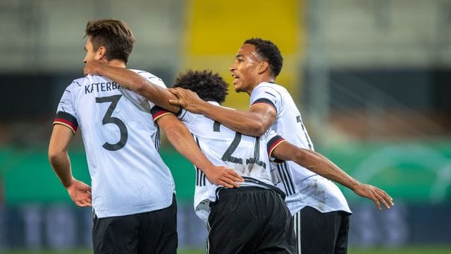 Wollen auch in Ungarn Grund zum Jubel haben: Noah Katterbach (l-r), Kevin Schade und Malik Tillman. Wollen auch in Ungarn Grund zum Jubel haben: Noah Katterbach (l-r), Kevin Schade und Malik Tillman.