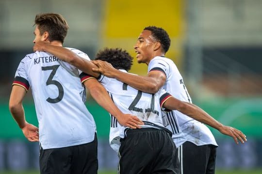 Wollen auch in Ungarn Grund zum Jubel haben: Noah Katterbach (l-r), Kevin Schade und Malik Tillman.