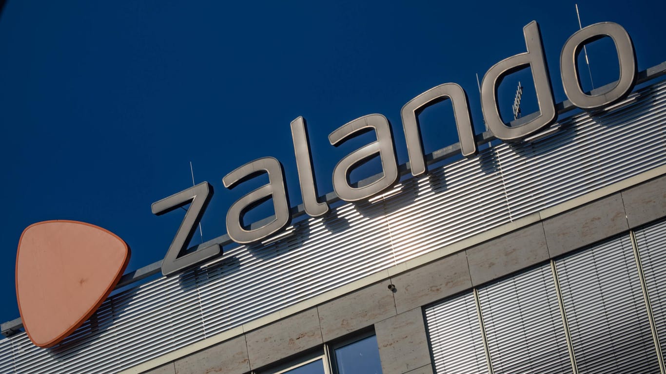 Firmensitz der Zalando SE in Berlin-Friedrichshain (Archivbild): Das Unternehmen bietet nun in Berlin einen Reparaturservice für Kleidung und Schuhe an.